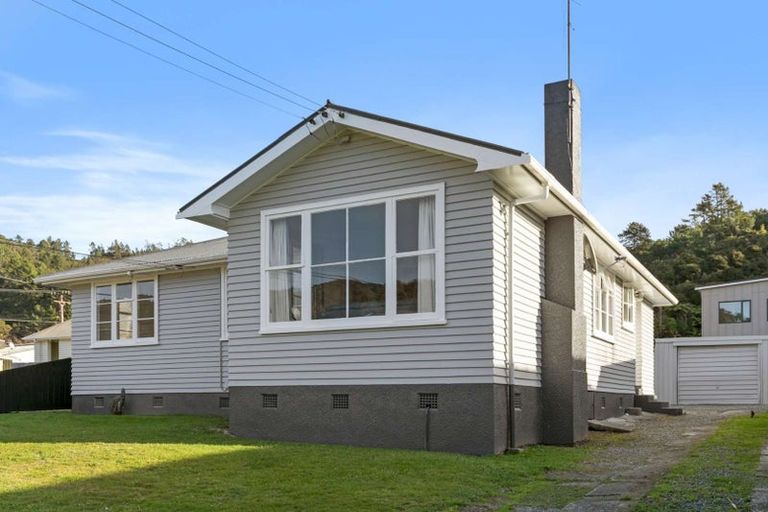 Photo of property in 6 Wainhouse Street, Stokes Valley, Lower Hutt, 5019