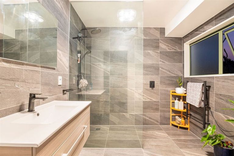 Photo of property in 153d Colwill Road, Massey, Auckland, 0614