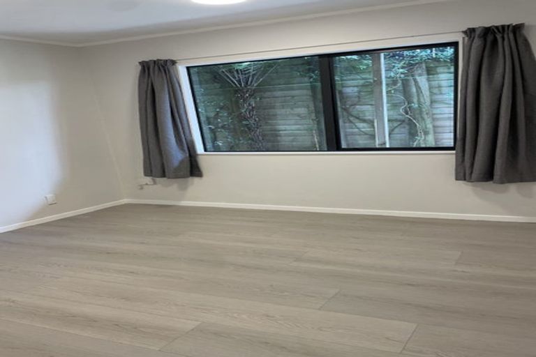 Photo of property in 16 Fairchild Avenue, Goodwood Heights, Auckland, 2105