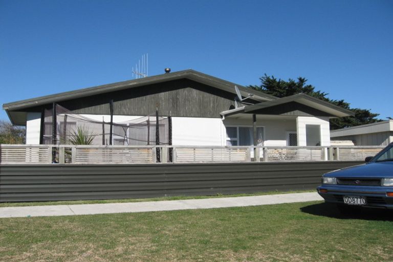 Photo of property in 18 Himatangi Street, Himatangi Beach, Foxton, 4891