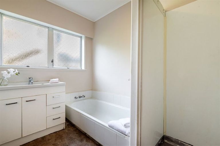 Photo of property in 358 Glenfield Road, Glenfield, Auckland, 0629