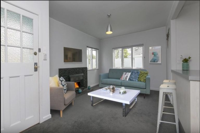 Photo of property in 1 Savoy Road, Glen Eden, Auckland, 0602