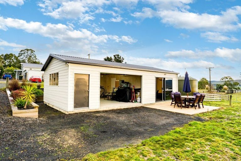 Photo of property in 28 Lakeview Street, Waihola, 9073