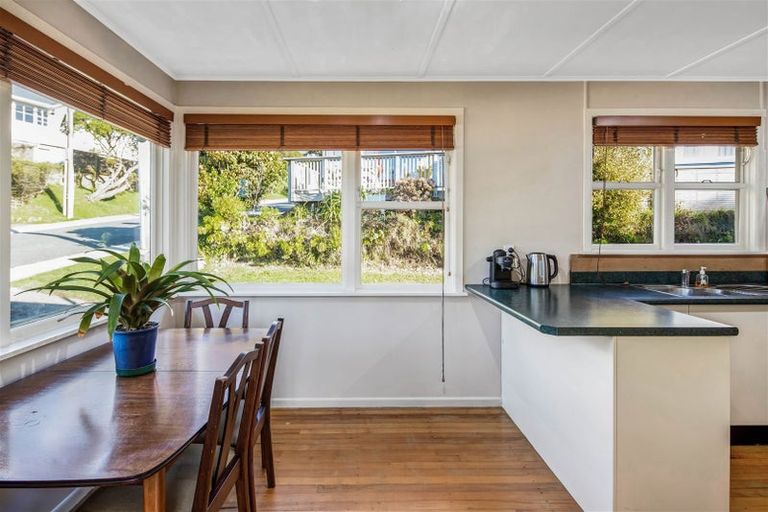 Photo of property in 45 Catherine Crescent, Paparangi, Wellington, 6037