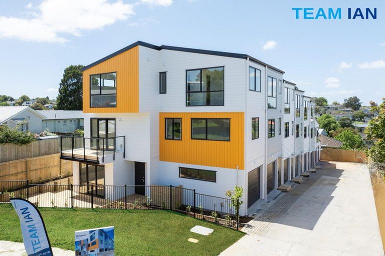 Photo of property in 7/11 Kayle Glen, West Harbour, Auckland, 0618