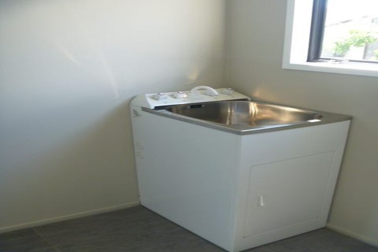 Photo of property in 1/8 Senecio Place, Weymouth, Auckland, 2103