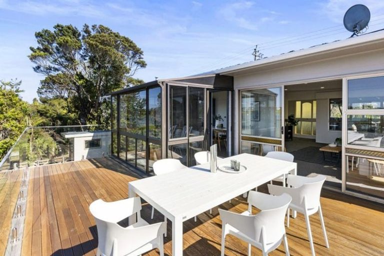 Photo of property in 27 Ferry Parade, Herald Island, Auckland, 0618