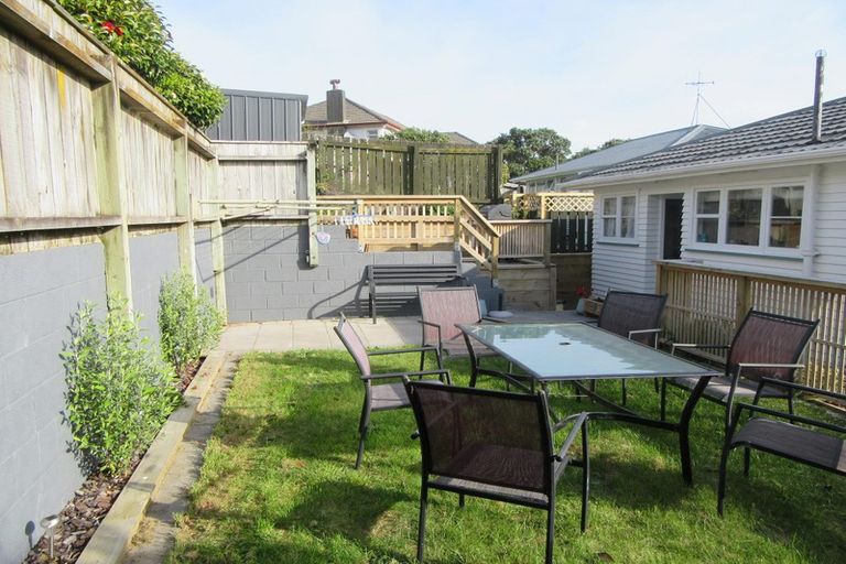 Photo of property in 91 Taylor Terrace, Tawa, Wellington, 5028