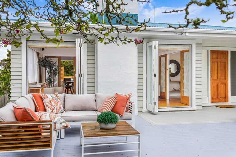 Photo of property in 2/18 Felstead Street, Birkenhead, Auckland, 0626