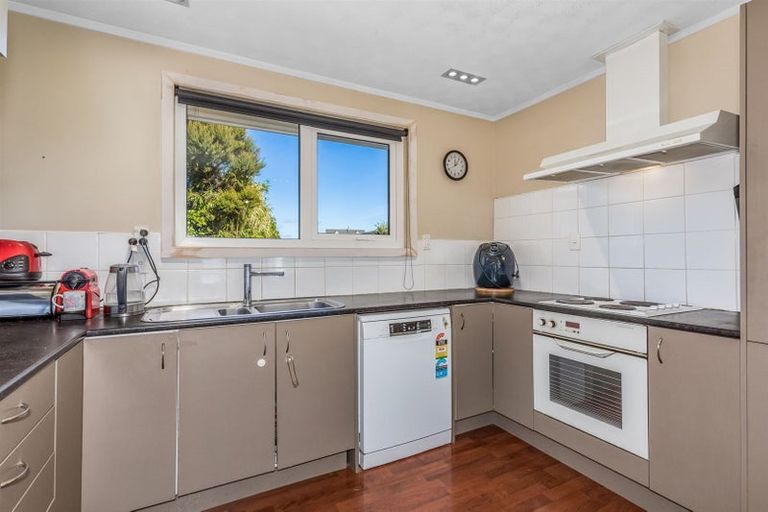 Photo of property in 32 Sombrero View, Ascot Park, Porirua, 5024