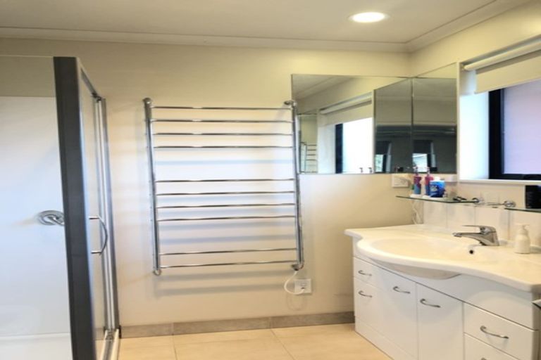 Photo of property in 17 Spoonbill Place, Unsworth Heights, Auckland, 0632