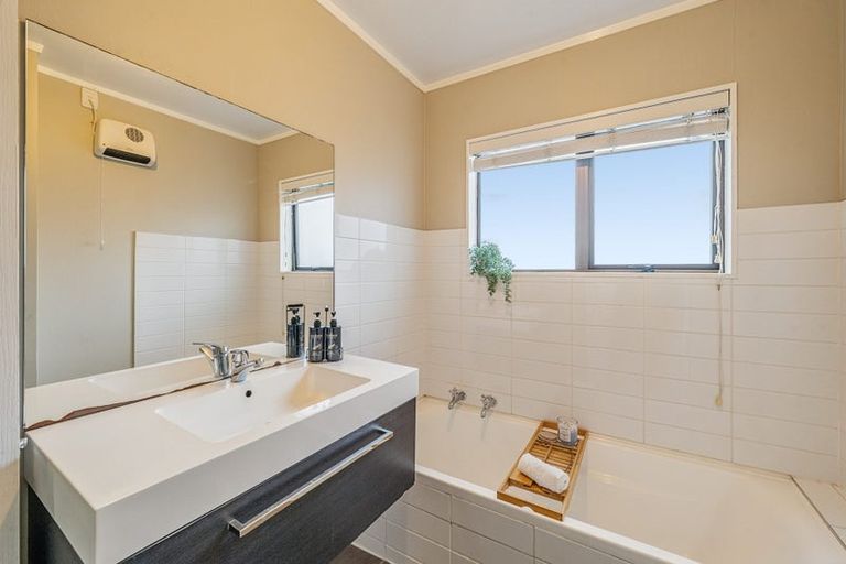 Photo of property in 26 Woolwich Close, Whitby, Porirua, 5024