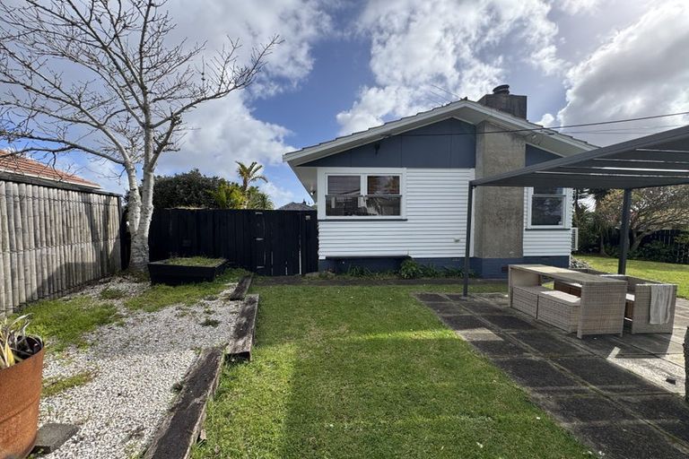Photo of property in 2 Thomas Rea Place, Te Atatu South, Auckland, 0610