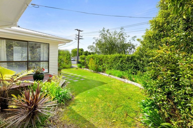 Photo of property in 3 Yeovil Road, Te Atatu Peninsula, Auckland, 0610