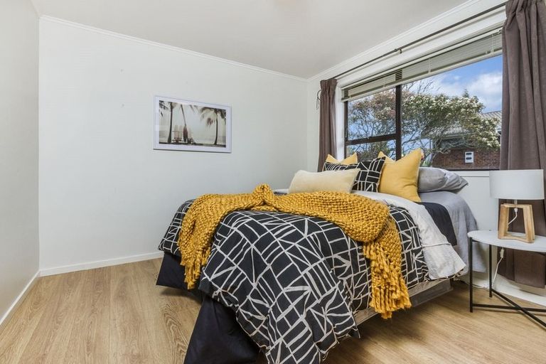 Photo of property in 32 Target Road, Totara Vale, Auckland, 0629