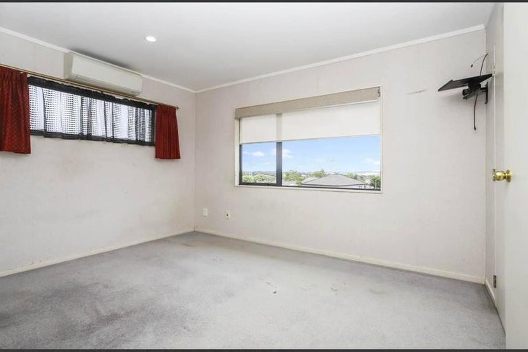 Photo of property in 2/12 Lowburn Place, Clover Park, Auckland, 2019