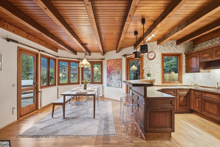 Photo of property in 9 Cypress Court, Kelvin Heights, Queenstown, 9300