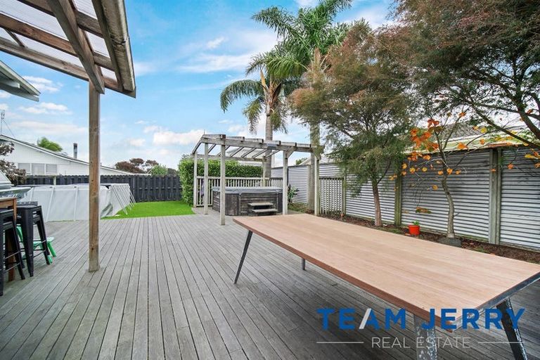 Photo of property in 5 Harford Place, Pakuranga Heights, Auckland, 2010