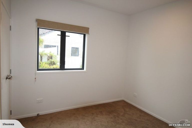 Photo of property in 471 East Coast Road, Murrays Bay, Auckland, 0630