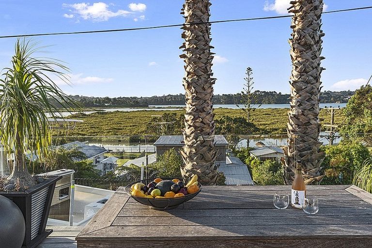 Photo of property in 11 The Terrace, Herald Island, Auckland, 0618