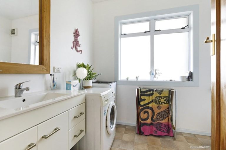 Photo of property in 277 Queens Drive, Lyall Bay, Wellington, 6022