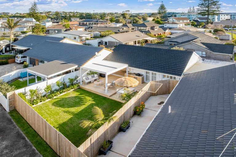 Photo of property in 2/4 Beach Road, Orewa, 0931