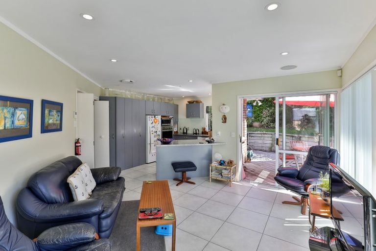 Photo of property in 2/2-22a Balmain Road, Chatswood, Auckland, 0626