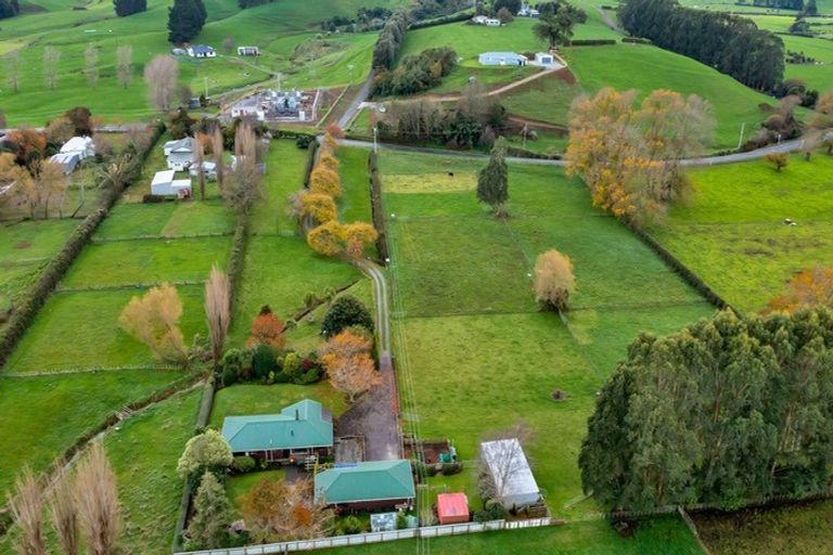 Photo of property in 44 Rawhitiroa Road, Eltham, 4322