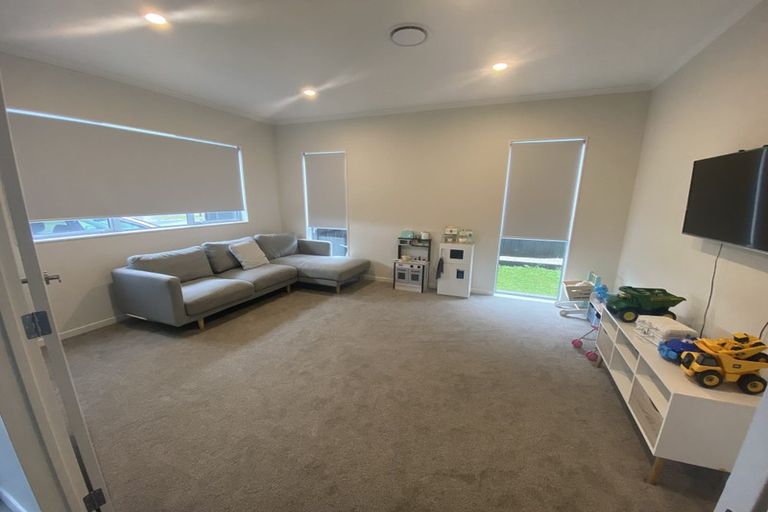 Photo of property in 13 Walter Ruddock Avenue, Kumeu, 0810