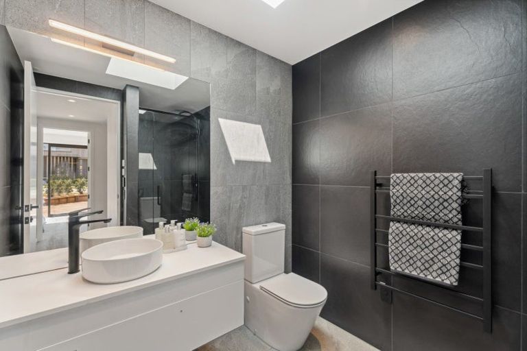 Photo of property in 21 Fenton Avenue, Wanaka, 9305