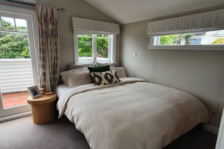 Photo of property in 49 Tio Tio Road, Miramar, Wellington, 6022