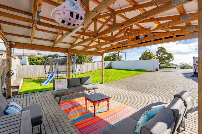 Photo of property in 184 Waimumu Road, Massey, Auckland, 0614