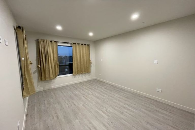 Photo of property in 128b Hutchinsons Road, Bucklands Beach, Auckland, 2014