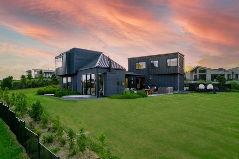 Photo of property in 11 Laguna Place, Matakatia, Whangaparaoa, 0930