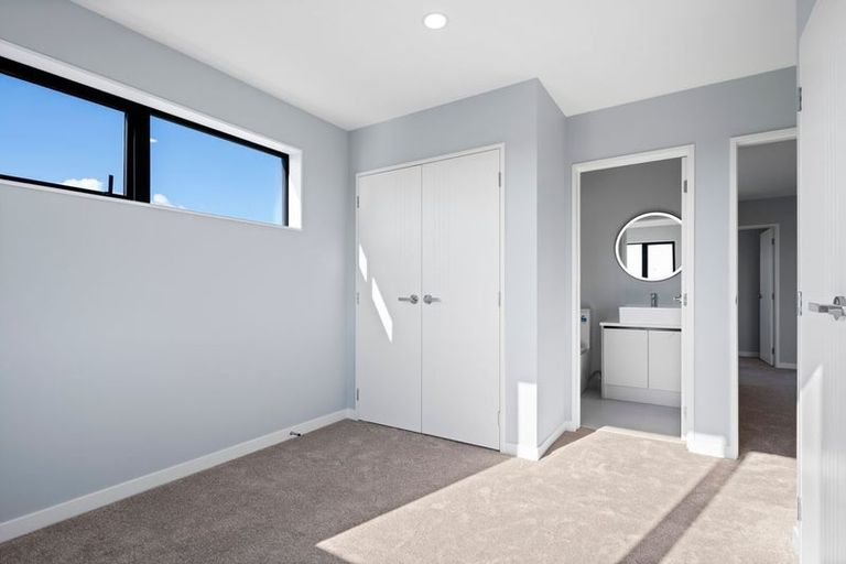 Photo of property in 8 Taipahitini Road, Rosehill, 2113