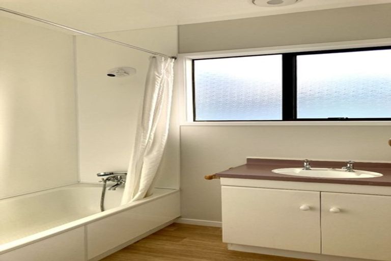 Photo of property in 1/94 Sturges Road, Henderson, Auckland, 0612