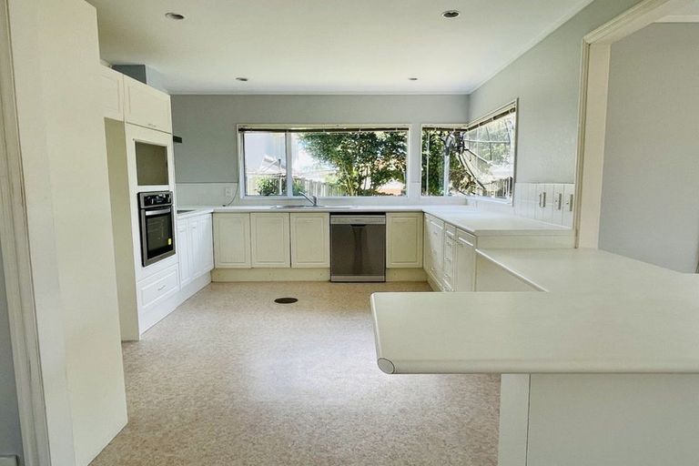 Photo of property in 7 Anure Place, Highland Park, Auckland, 2010