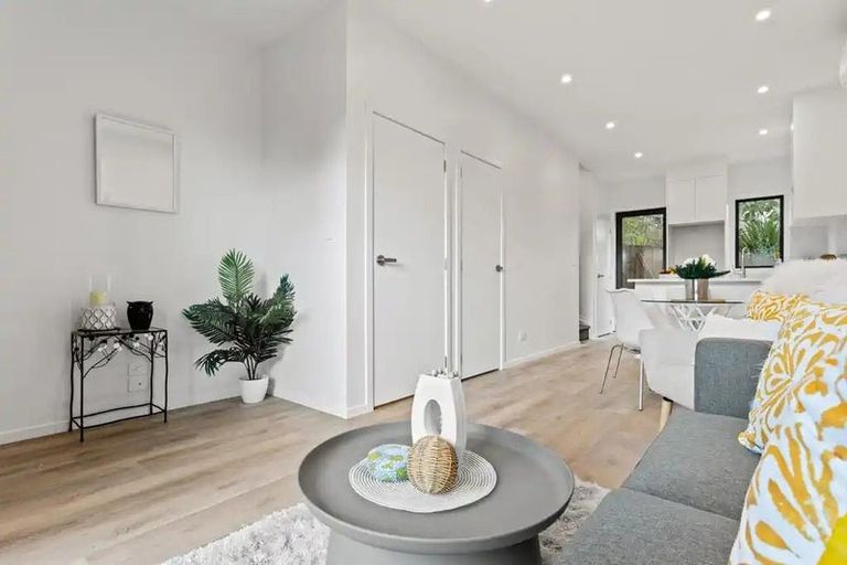 Photo of property in 27 Meg Lane, Glen Eden, 0602