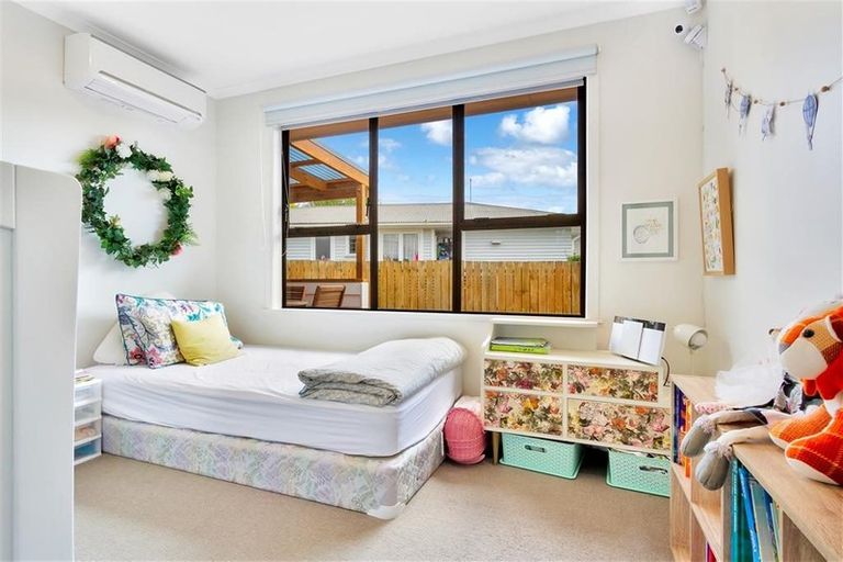 Photo of property in 9 Graham Avenue, Te Atatu Peninsula, Auckland, 0610
