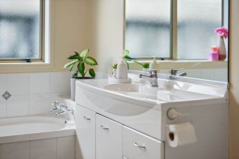 Photo of property in 6 Locksley Lane, Hamilton East, Hamilton, 3216