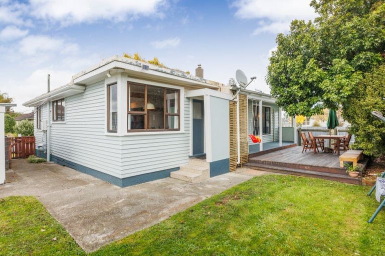 Photo of property in 11 Montrose Place, Takaro, Palmerston North, 4412
