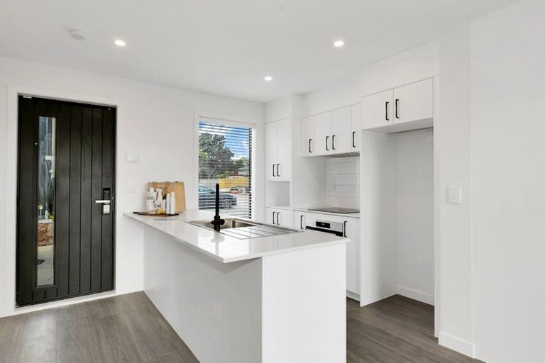 Photo of property in 20 Whanui Place, Mangere Bridge, Auckland, 2022