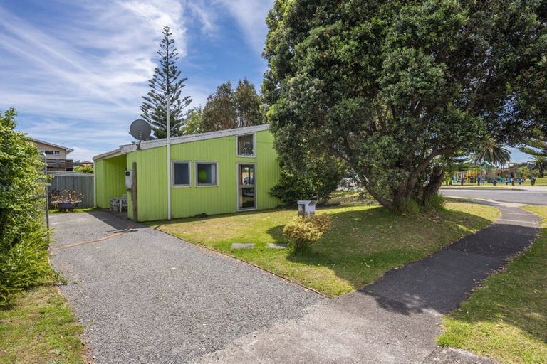 Photo of property in 41 Queens Road, Waikanae Beach, Waikanae, 5036