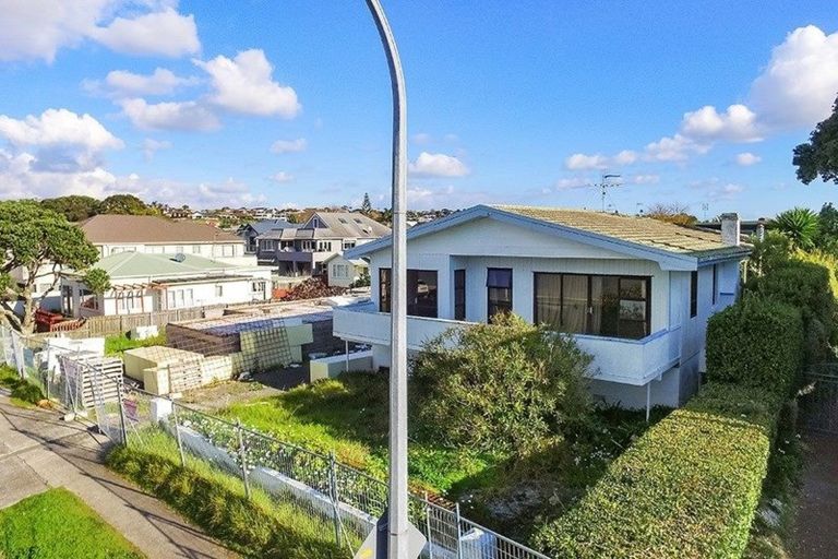 Photo of property in 18 The Esplanade, Eastern Beach, Auckland, 2012