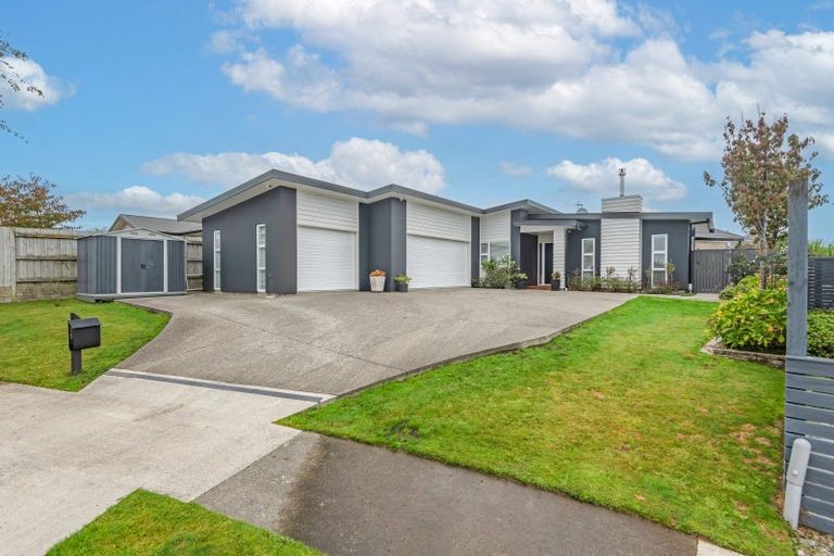 Photo of property in 15 Monaco Grove, Fitzherbert, Palmerston North, 4410