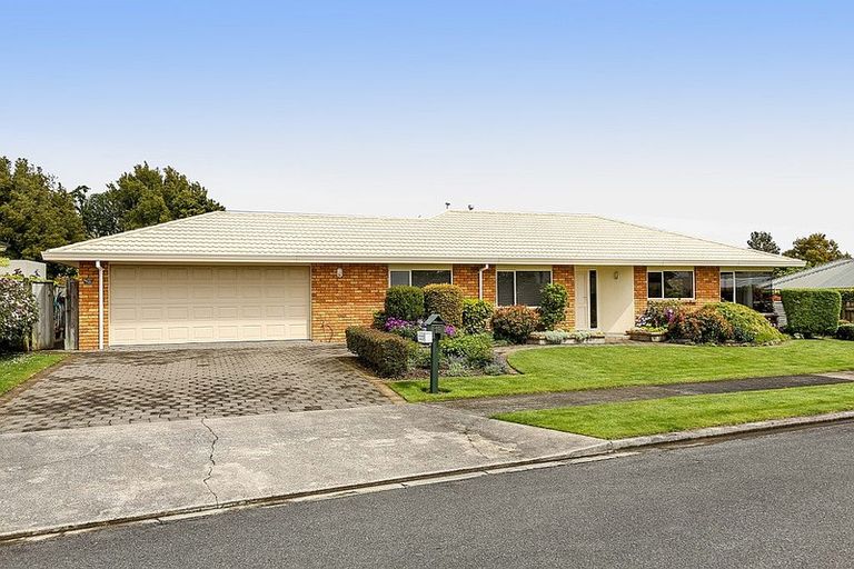 Photo of property in 18 Kinross Drive, Merrilands, New Plymouth, 4312