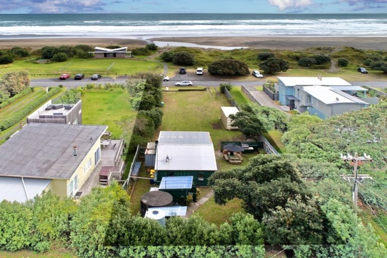 Photo of property in 105 Marine Parade North, Piha, 0772