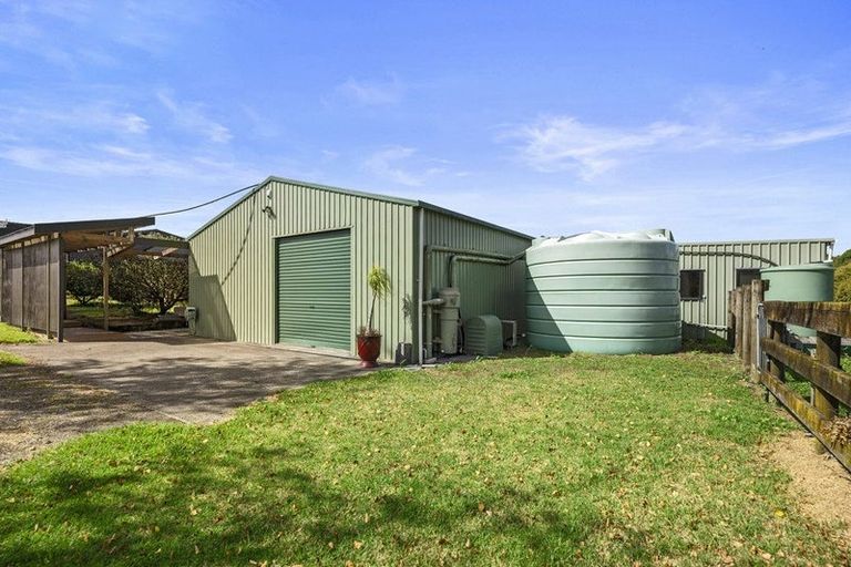 Photo of property in 216 Riverhead Road, Kumeu, 0892