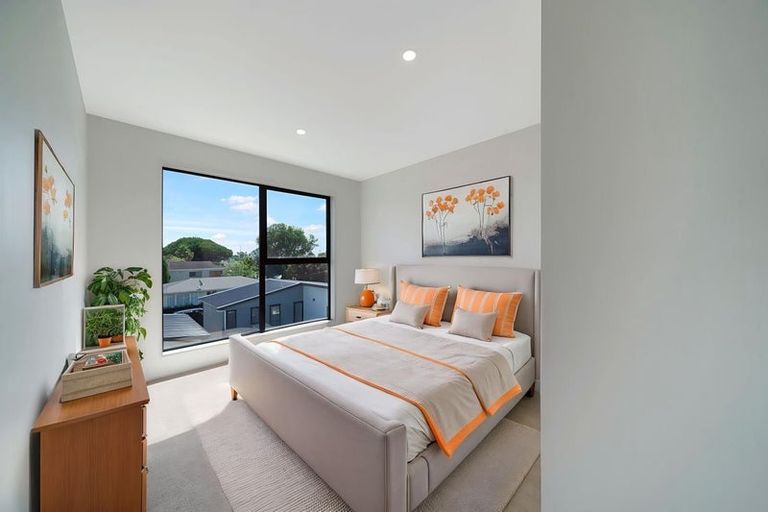 Photo of property in 1/107 Hobsonville Road, West Harbour, Auckland, 0618