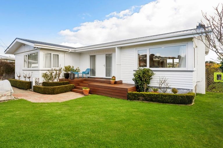 Photo of property in 11 Diane Grove, Paparangi, Wellington, 6037